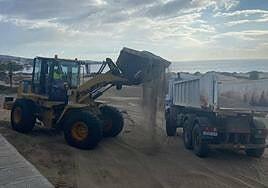 San Bartolomé traslada las primeras 70 toneladas de arena de las Dunas de Maspalomas