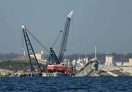 Comienzan las tareas de desescombro en Baltimore con «las mejores mentes» y una grúa que levanta mil toneladas