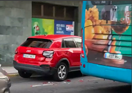 Susto en una guagua tras chocar con un coche aparcado cerca del Auditorio