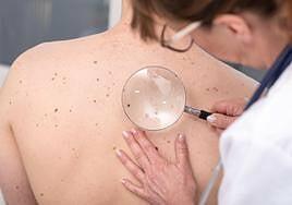 De los 300 primeros médicos MIR, solo 5 eligen medicina familiar frente a los 88 de dermatología