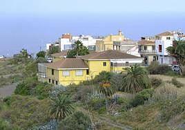 El Camilo José Cela alberga a 120 migrantes