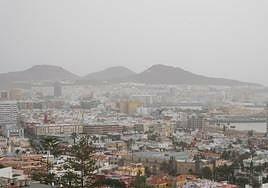 La calidad del aire es «extremadamente desfavorable» por la calima