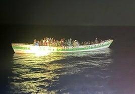 Rescate en alta mar: 133 migrantes de dos barcazas llegan a Canarias