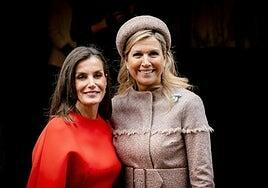 La reina Letizia reaparece de pie y con tacones en el último día de visita oficial a Holanda