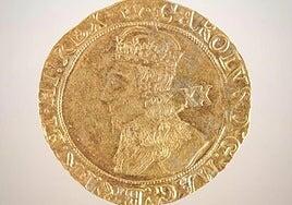 Una pareja inglesa encuentra más de mil monedas del siglo XVII valoradas en 40.000 euros al renovar su cocina