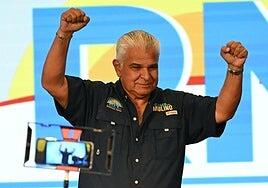 Mulino gana las elecciones en Panamá con el apoyo de Martinelli, el expresidente condenado por corrupción