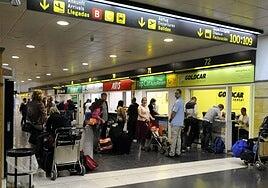 Los aeropuertos canarios tendrán 4.349 coches de alquiler, un 35% menos de los solicitados