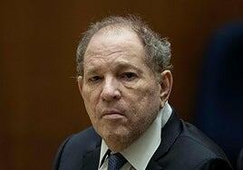 Weinstein disfruta de habitación privada, baño individual, televisión y teléfono