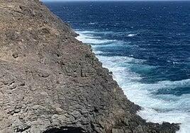 Un pescador resulta herido grave al caer en una zona de rocas en la costa de Teguise