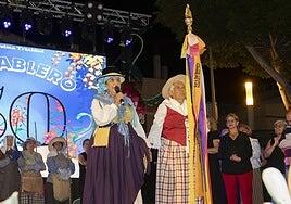 Mercedes Romano recibe la Vara de Romera de Honor 2024 de El Tablero