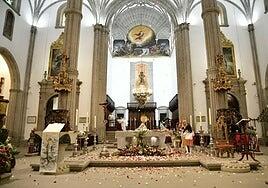 Lluvia de pétalos en Santa Ana