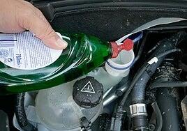 Por qué es mala idea usar lavavajillas en el depósito del lavaparabrisas