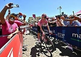 Pogacar se toma un respiro