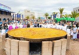 Más de 300 kilos de arroz y 5.000 personas para la paella gigante de El Tablero