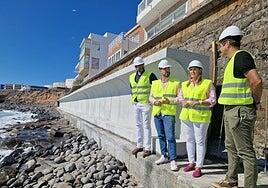 El Ayuntamiento de Telde comprueba los avances en la instalación del botaolas que protegerá la avenida de Salinetas