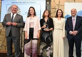 Dos Santos agradece el Premio a la Labor Industrial a Juan Barreto