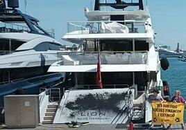 Activistas climáticos rayan con spray negro los mega-yates de un puerto de Barcelona