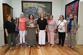 Astrid Pérez recibe a cuatro colectivos que son Medalla de Oro de Canarias por su defensa de la cultura popular