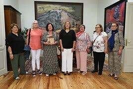 Astrid Pérez recibe a cuatro colectivos que son Medalla de Oro de Canarias por su defensa de la cultura popular