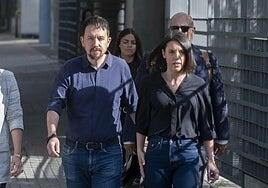 Insultos y amenazas a Irene Montero y Pablo Iglesias a su llegada a los juzgados: «Sois unos miserables»