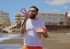 Una cadena repartirá pollo gratis en Las Canteras por el Día de Canarias