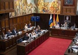 La política de subvenciones del Cabildo enfrenta al gobierno con la oposición