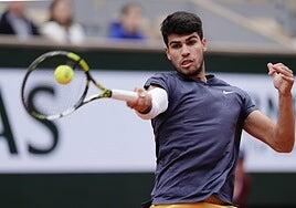 Alcaraz fulmina a Tsitsipas y vuelve a las semifinales de Roland Garros