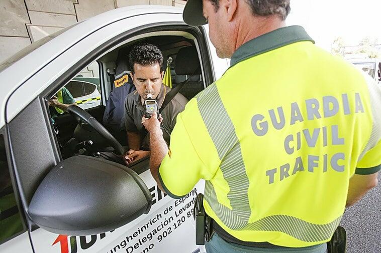 Un conductor se niega a hacer un control de alcoholemia, denuncia a los policías por obligarle y gana el juicio