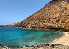 Montaña Amarilla: un sendero de jable hacia una cala serena y salvaje
