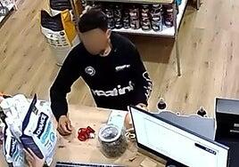 Roba la hucha de las propinas en una tienda de animales de Siete Palmas