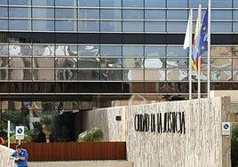 Un hombre acusa a su sobrino de querer matarle al atarle a una silla y atacarle con un desatascador