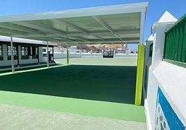 Pérgola en el patio del colegio de Uga