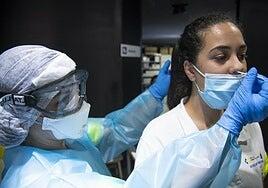 Farmacéuticos y médicos constatan que la covid sube en Canarias a pasos agigantados