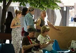 Mujeres que tejen mariposas