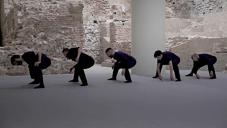 Dos premios nacionales de Danza bailan ante las Colecciones Reales.