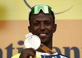 Girmay alcanza una victoria para la historia