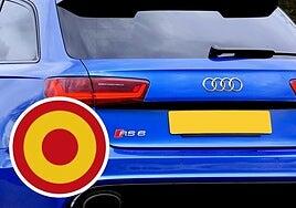 ¿Qué significa el símbolo con forma de diana y bandera de España que llevan los coches?