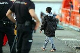 Canarias avisa de una «crisis humanitaria» si el reparto de los menores no llega en este mes