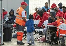 España actúa ante la emergencia de Canarias y adelanta la reunión para repartir a los menores
