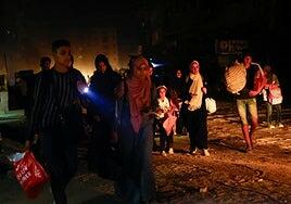 Desbandada nocturna en Khan Younis ante un bombardeo israelí