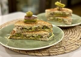 Sabroso e impresionante sándwich de encurtidos