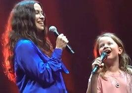 La magia de Alanis Morissette y su hija encima del escenario se hace viral