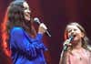 La magia de Alanis Morissette y su hija encima del escenario se hace viral