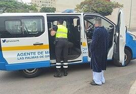Un paciente del Hospital Doctor Negrín se escapa y lo encuentran en la calle con un albornoz y desorientado