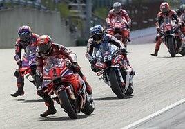 Bagnaia aprovecha el error del Martín con dos Márquez en el podio de Sachsenring