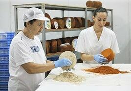 Nicolasa Castro, de La Pastora, unta con pimentón el Mejor Queso de Canarias 2024