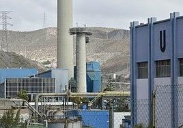 La chimenea pequeña de la central de Jinámar desaparecerá en menos de un mes