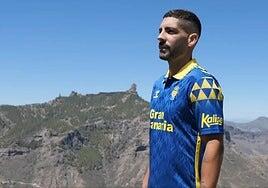 La segunda equipación de la UD, azul y también con pintaderas, causa furor: «Me van a arruinar»