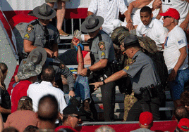 Trump: «Supe que algo iba mal, escuché un silbido y sentí que la bala me atravesaba la piel»