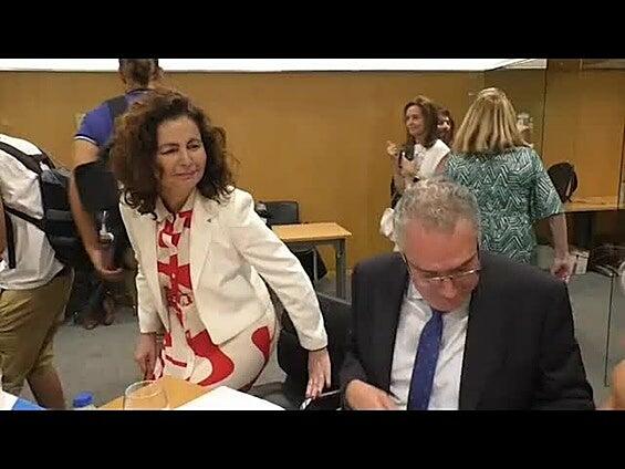 La ministra de Hacienda, María Jesús Montero, saluda a la consejera canaria Matilde Asían antes del CPFF